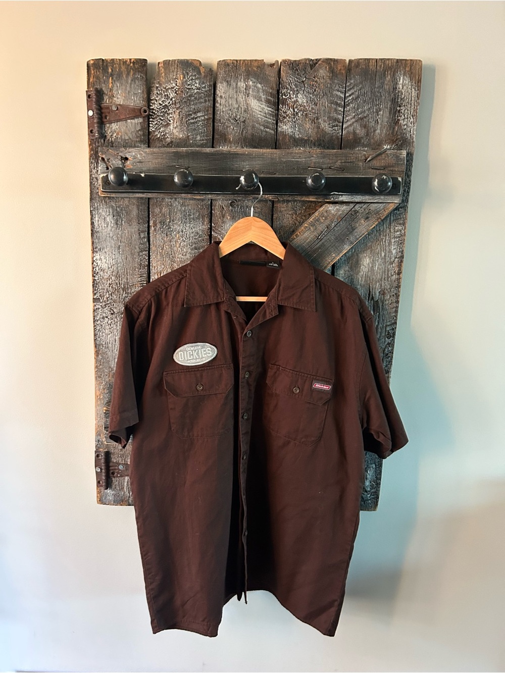 Menās Dickies Short Sleeve Button Down Shirt in Brown